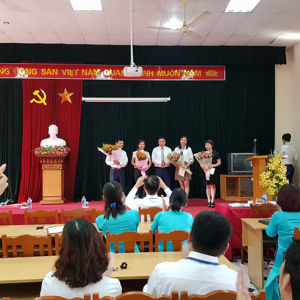 (Đ/c Nguyễn Văn Bút, Phó Bí thư Đảng ủy - Chủ tịch công đoàn lên tặng hoa sinh nhật)