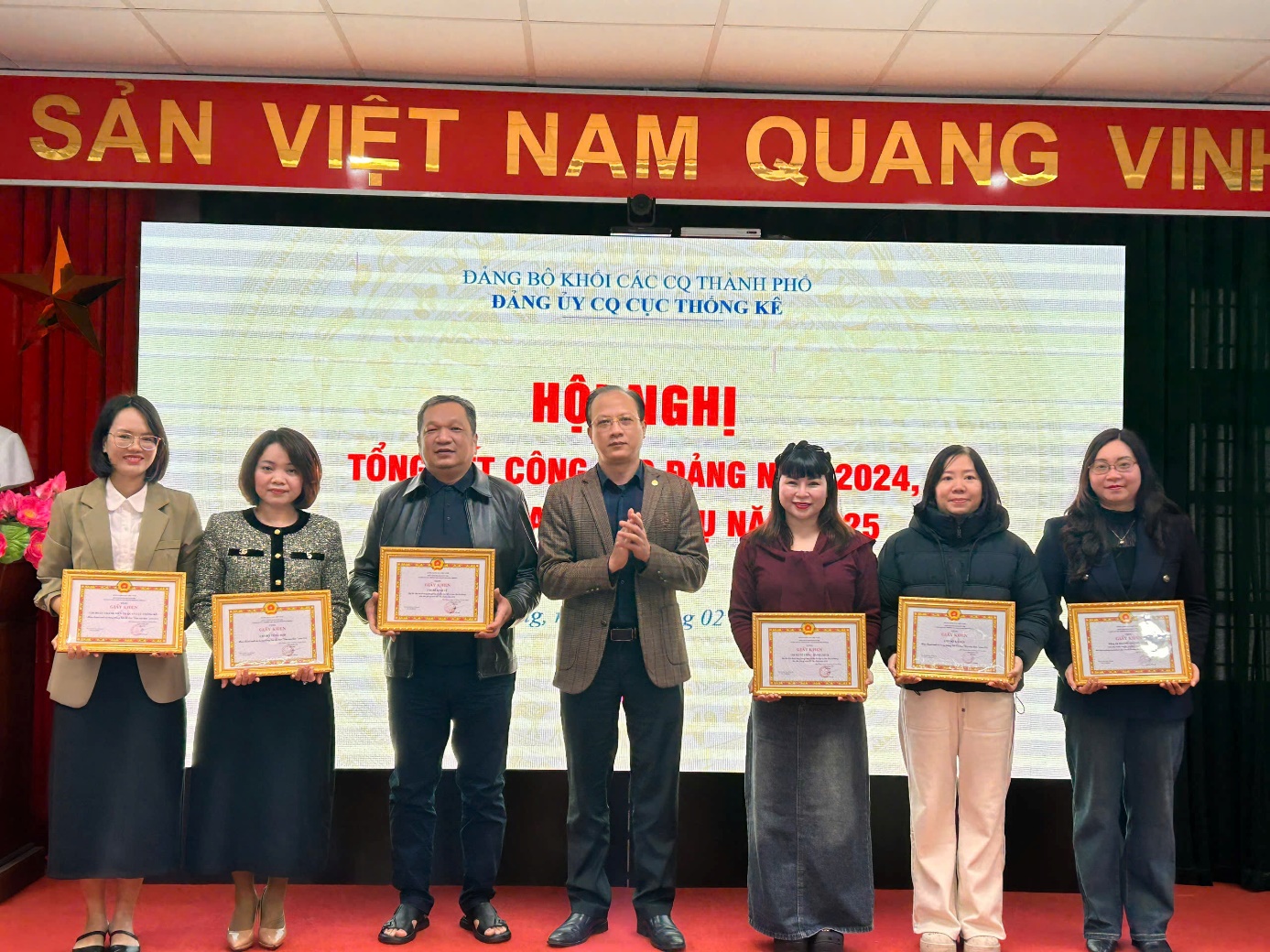 ''''A group of people holding certificates

AI-generated content may be incorrect.''''